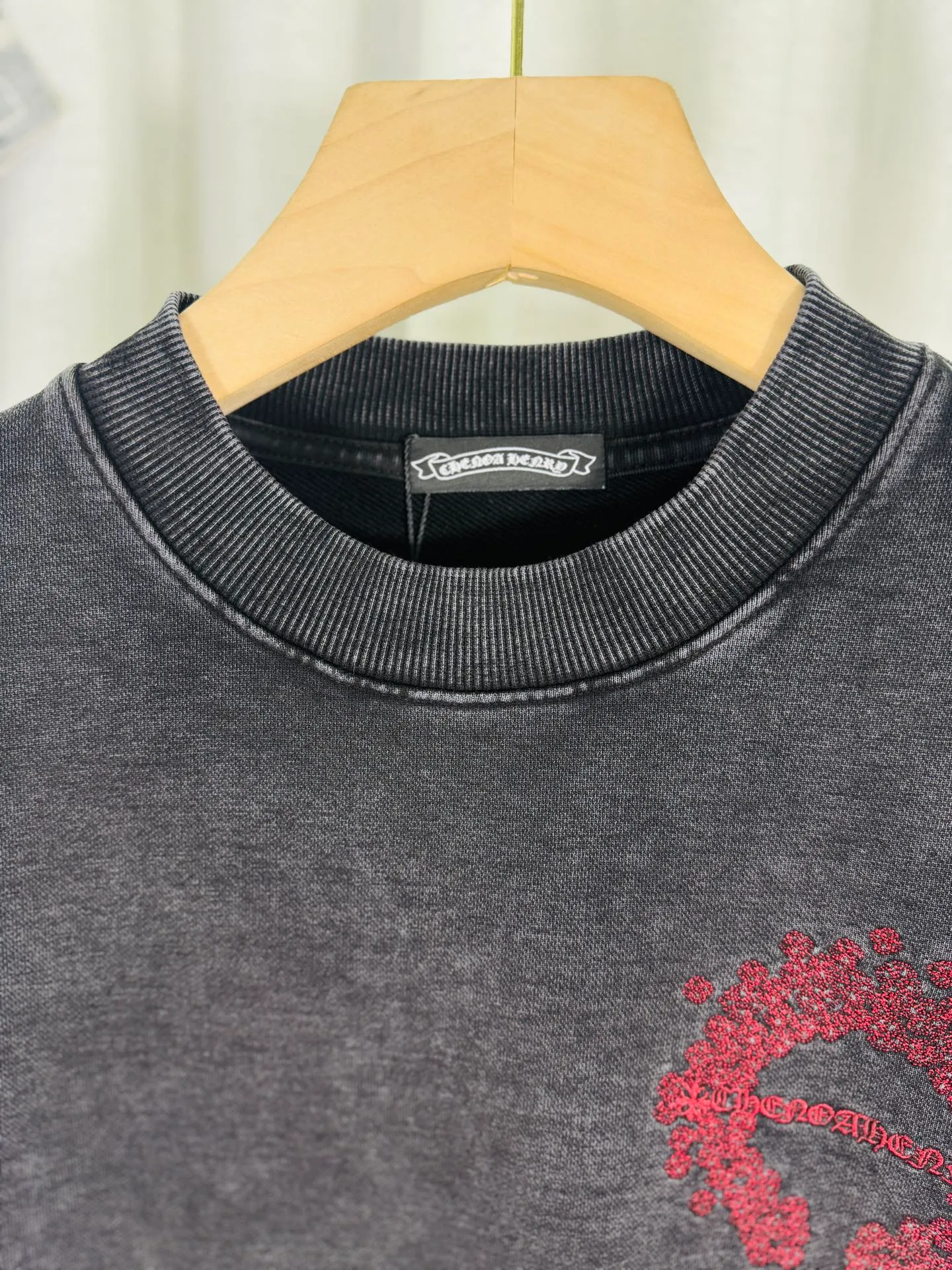 P270 top version, real shot without P, ​​different from market currency) 𝗖𝗵𝗿𝗼𝗺𝗲 𝗛𝗲𝗮𝗿𝘁𝘀/Cro Heart 2025 washed patch embroidery autumn and winter new original single counter American laser burnt 3D three-dimensional color embroidered couple casual sweatshirt 👑The highest version! Customized fabric 430g tripe terry fabric! American acid-washed and distressed original fabric laser burnt ✟appliqué embroidery and exquisite embroidery of letters! The best-selling model in the counter, very comfortable to wear. Accessories: original molded and authenticated collar label➕100% silk wash label. Genuine purchase-grade original hangtag➕matching hanging rope➕3D hanging beads➕original packaging bag. Craftsmanship: The original version has consistent wiring! The highest version of the armhole matching technique! Color: Gray Black Size: S M L XL Style No.: 9301